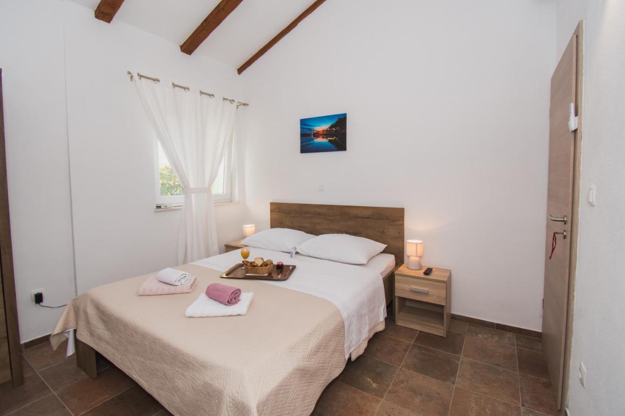 Marcelovi Dvori Bed and Breakfast Pirovac Buitenkant foto
